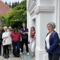 Vor der Ortenburger Marktkirche begrüßte Pfarrerin Sabine Hofer die Jubiläumsgäste und gab den Startschuss zur ersten Erlebnisführung. (Foto: Mauch)