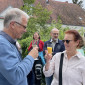 Der Geschäftsführer der Evangelischen Bildung in Ostbayern, Dr. Carsten Lenk (li) und Dr. Hildegund Bemmann (re), bisher zuständig für die evangelische Bildungsarbeit Schloss Ortenburg, stoßen beim Sektempfang auf das gemeinsame Projekt „Erlebnisführungen“ an. (Foto: Mauch)