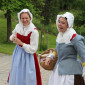 Gastwirtin und Metzgerstochter hervorragend dargestellt von Marie Brunner (li) und Jessica Schobesberger (re) in historischer Kleidung, zerreißen sich das Maul über die feschen Soldaten des bayerischen Königs. (Foto: Julia Eder)