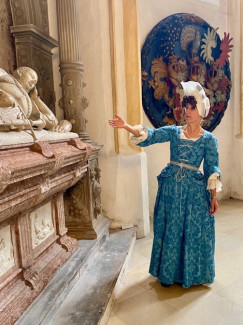 Gräfin Amalia Regina, dargestellt von Elisabeth Vordermaier, öffnet den Besuchern die Tür der Marktkirche.